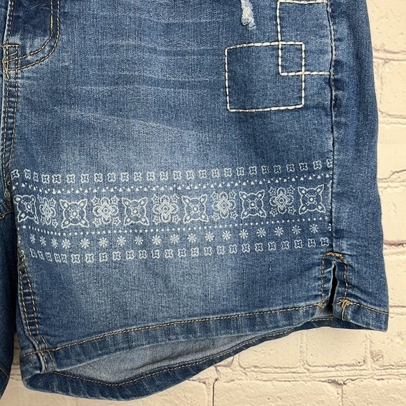 New Directions Printed Denim Shorts - Picture 6 of 16